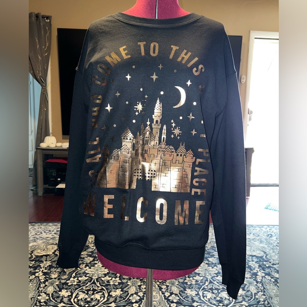 NWOT Welcome To Disneyland Pullover